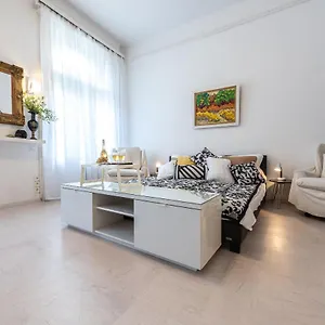 https://vintage-elegance-mostcentralapt-vci-street.inbudapesthotels.com